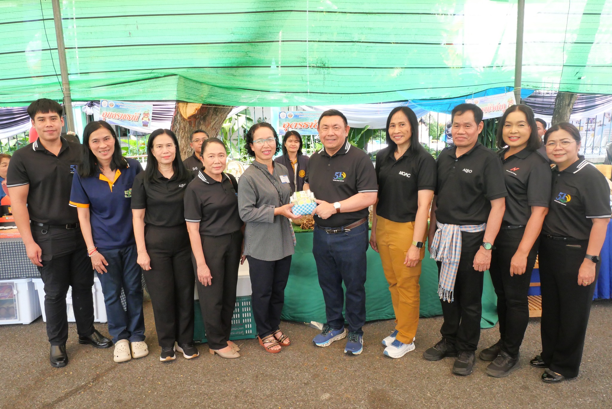 title - เลขาธิการ ส.ป.ก. เยี่ยมทักทายเกษตรกรและซื้อสินค้าในบรรยากาศวันสุดท้ายของการออกร้านขายสินค้า จากเขตปฏิรูปที่ดิน ส่งท้ายงานครบรอบ 51 ปี ส.ป.ก.